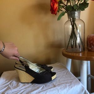 Steve Madden woven brown bow wedges